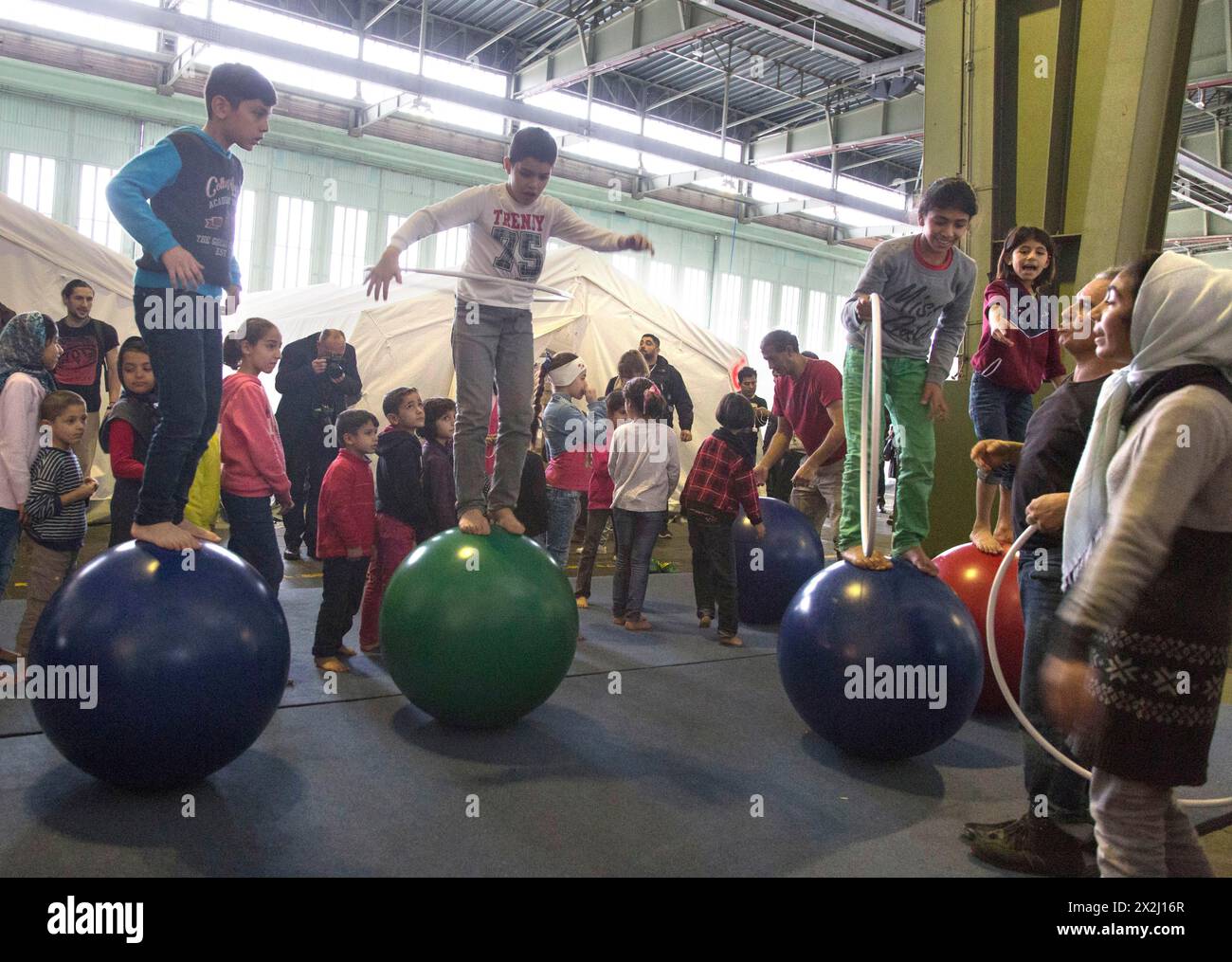 Enfants de réfugiés jouant entre tentes dans un abri d'urgence pour réfugiés le 9 décembre 2015 dans l'ancien hangar de l'aéroport Tempelhof de Berlin Banque D'Images