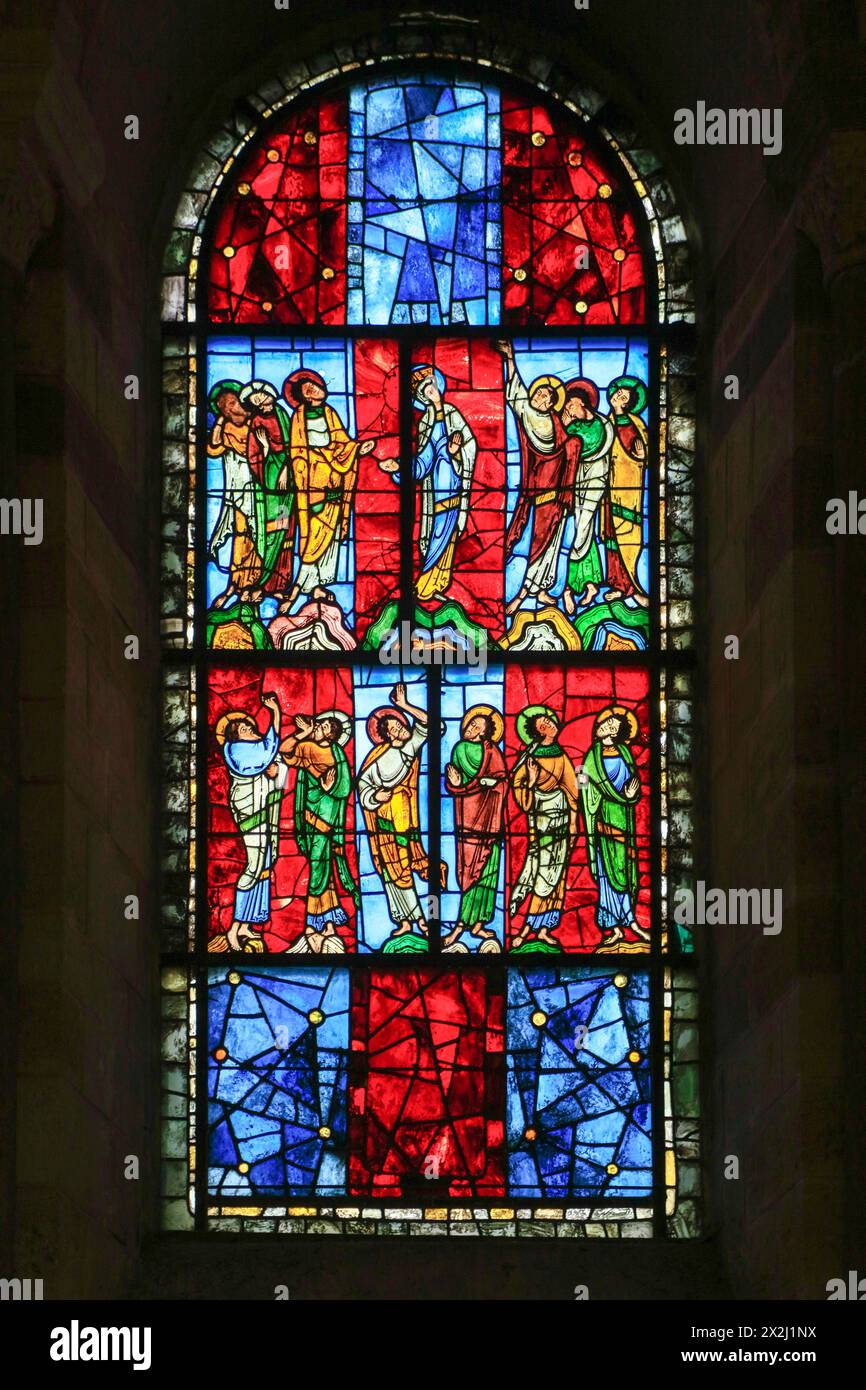 Vitrail roman de la nef, motif de l'Assomption, plus ancien vitrail conservé dans une église cathédrale romane-gothique Banque D'Images