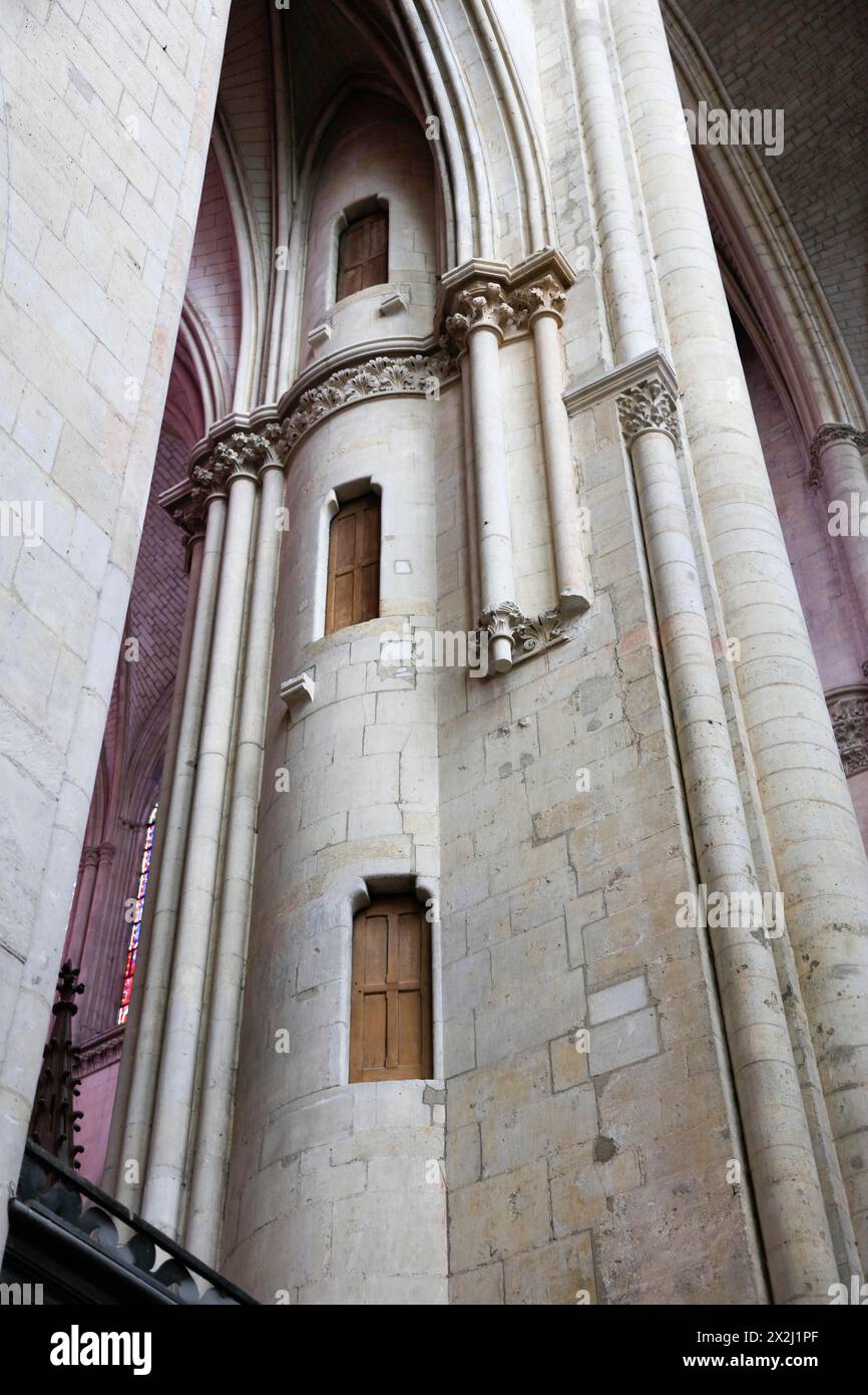 Escalier en contrefort de la traversée, Cathédrale Saint-Julien du Mans romane-gothique, le Mans, département de la Sarthe, région pays de la Loire, Fran Banque D'Images
