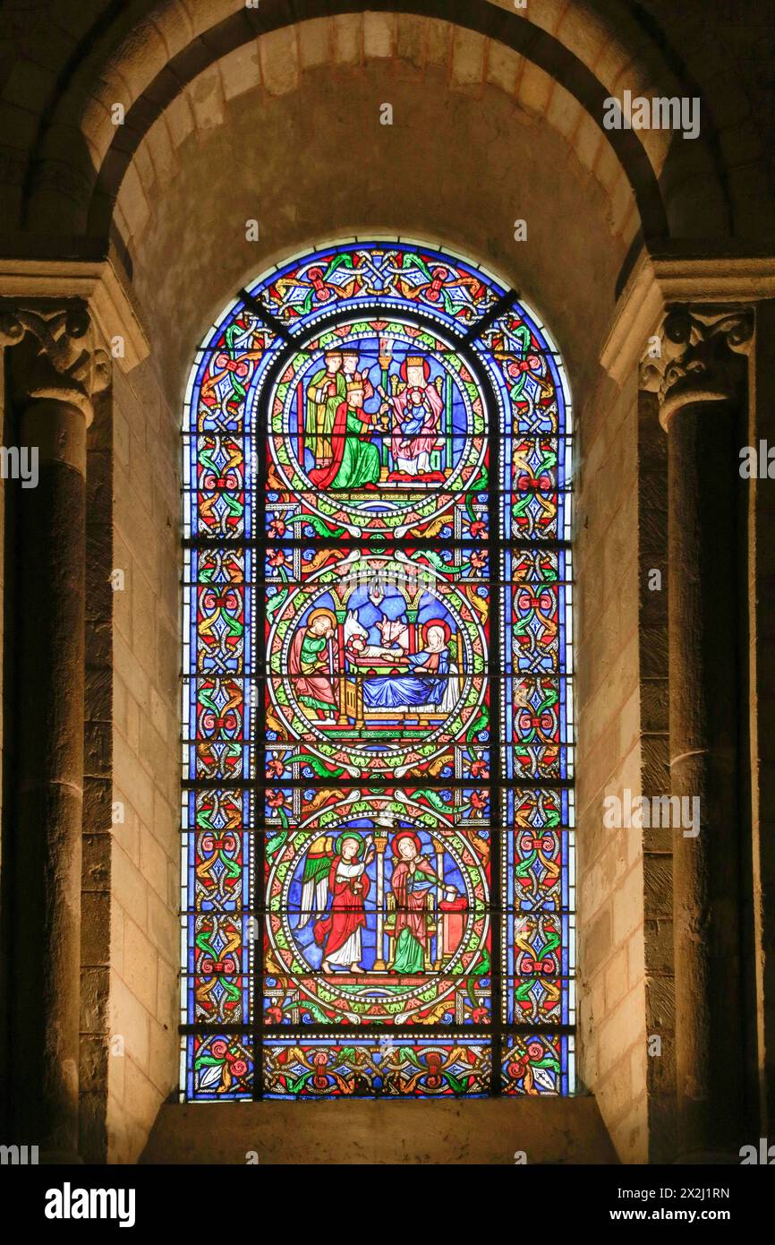 Vitrail roman de la nef, Cathédrale Saint-Julien du Mans romane-gothique, le Mans, Sarthe, pays de la Loire, FR Banque D'Images