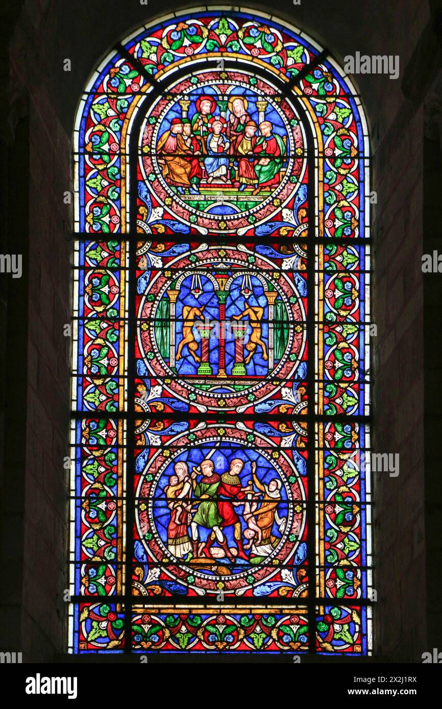 Vitrail roman de la nef, Cathédrale Saint-Julien du Mans romane-gothique, le Mans, Sarthe, pays de la Loire Banque D'Images