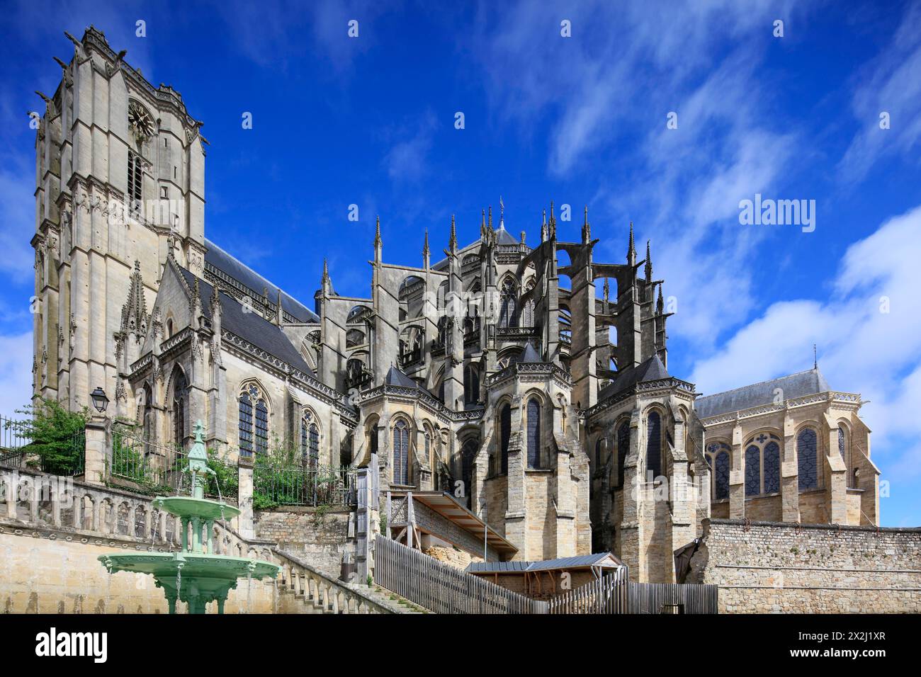 Vue du sud du chœur et de la tour, Cathédrale Saint-Julien du Mans romane-gothique, le Mans, Sarthe, pays de la Loire, Fra Banque D'Images