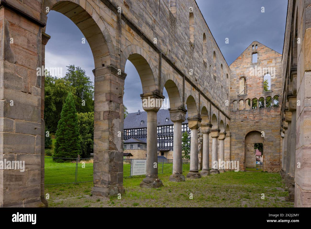 Le monastère Paulinzella est une ancienne abbaye bénédictine, fondée comme un monastère double à Paulinzella dans la vallée de Rottenbach en Thuringe. Les ruines de Banque D'Images