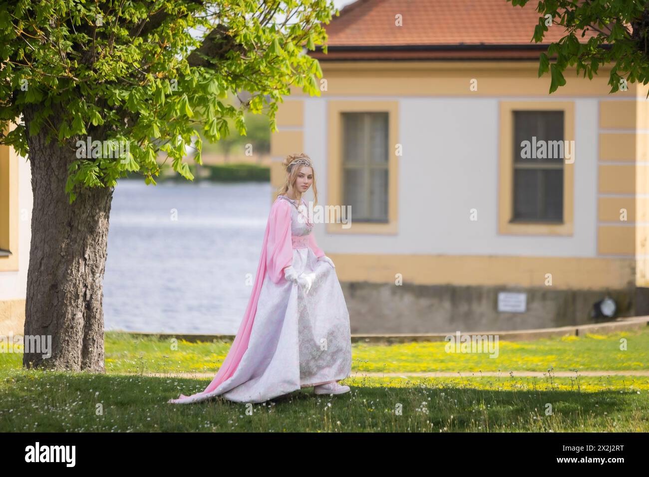 Cendrillon peut également être vu autour du château de Moritzburg au printemps. Le mannequin Tamara Kretschmer a une fois de plus glissé dans le rôle convoité de la légendaire Banque D'Images