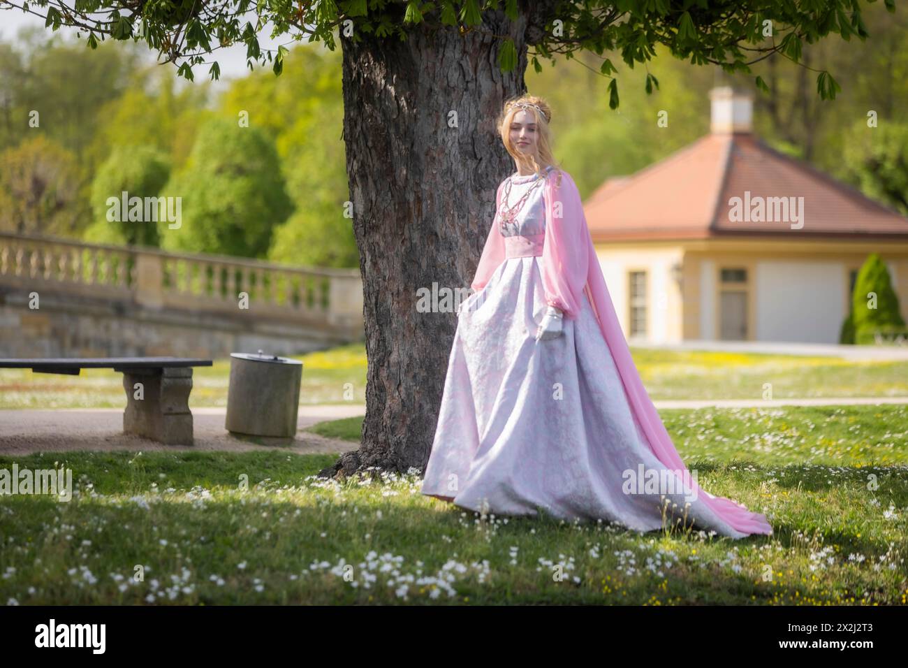 Cendrillon peut également être vu autour du château de Moritzburg au printemps. Le mannequin Tamara Kretschmer a une fois de plus glissé dans le rôle convoité de la légendaire Banque D'Images