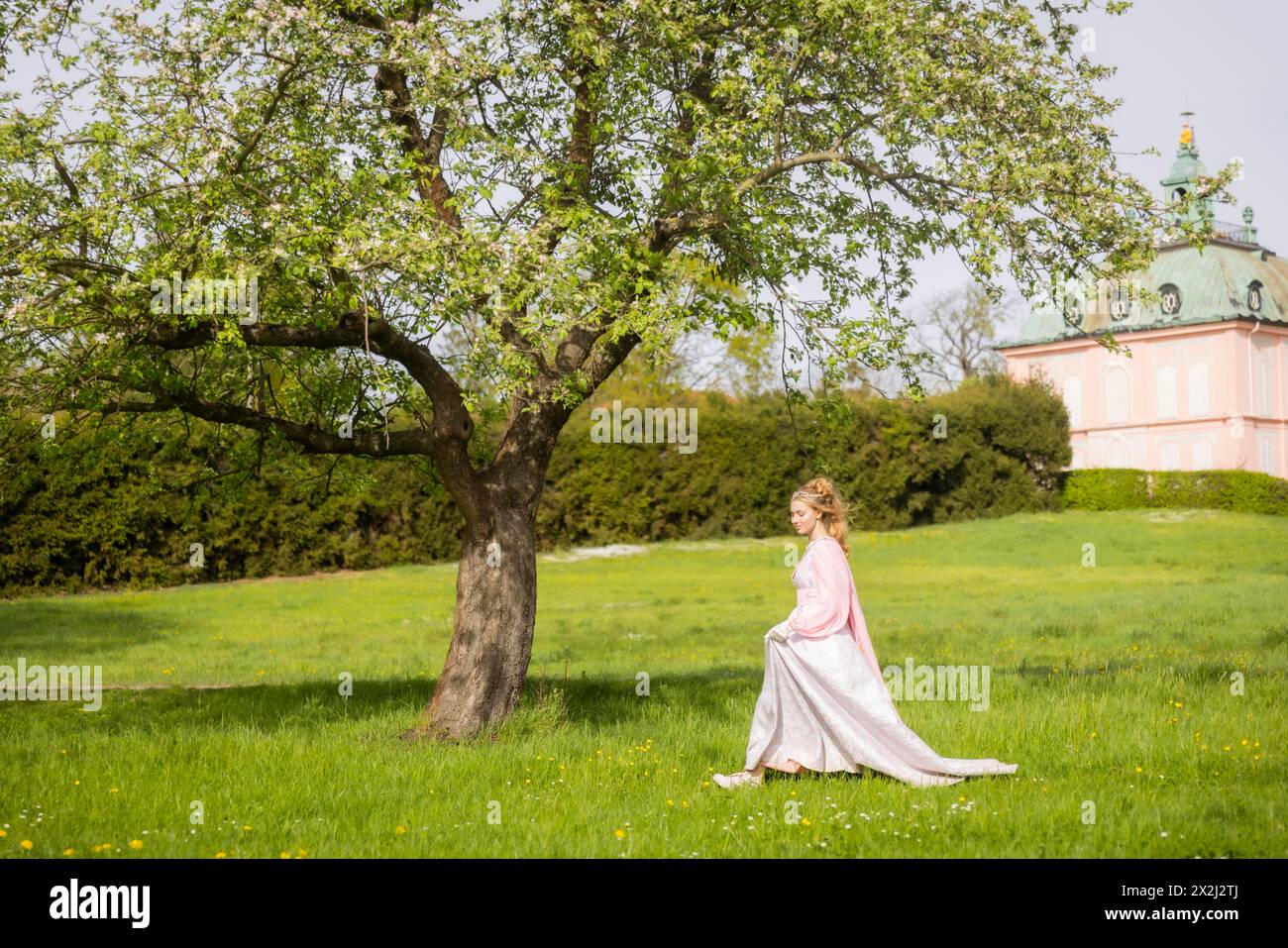 Cendrillon peut également être vu autour du château de Moritzburg au printemps. Le mannequin Tamara Kretschmer a une fois de plus glissé dans le rôle convoité de la légendaire Banque D'Images
