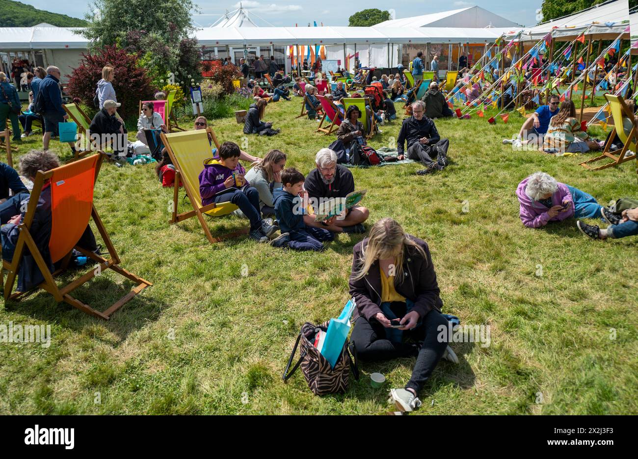 Les gens se détendent entre les conférences au festival littéraire de Hay-on-Wye Banque D'Images