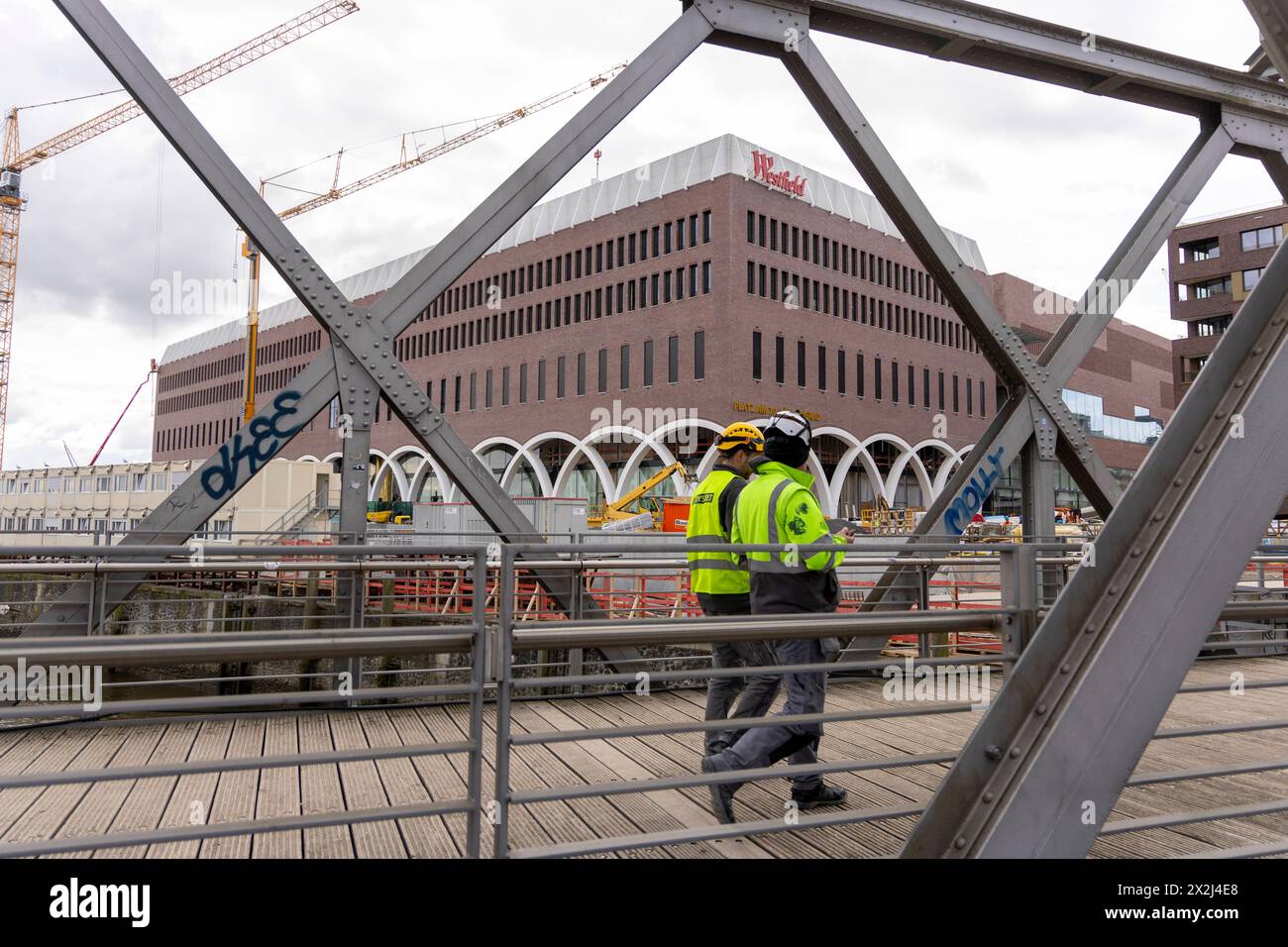 DAS Westfield Hamburg-Überseequartier. 17.04.2024, eu, DEU, Deutschland, Hamburg : Die HafenCity, eines der größten innerstädtischen Bauprojekte Europas. Die Westfield Hafencity-Einkaufszentrum Baustelle im Überseequartier. Nach offiziellen Angaben wurde die geplante Eröffnung am 25. April wegen eines Wasserschaden um vier Monate verschoben. UE, DEU, Allemagne, Hambourg : HafenCity, l'un des plus grands projets de construction de centre-ville en Europe. Le site de construction du centre commercial Westfield Hafencity dans le Überseequartier. Selon les informations officielles, l'ouverture prévue le 25 avril était p Banque D'Images