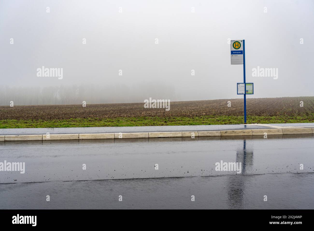 Arrêt de bus, ligne 339, transport local à la campagne, près de Ennepetal-Schlagbaum, B483, Oberbergischer Kreis, NRW, Allemagne, Banque D'Images