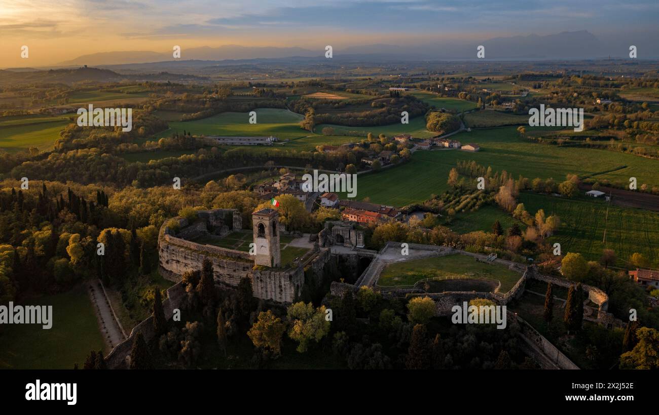 Cavriana, (mantova) Château et ville de nuit Banque D'Images