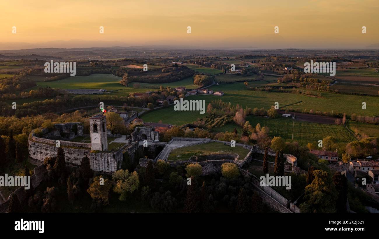 Italie, Lombardie, Cavriana, Mantoue, le château et la ville de nuit Banque D'Images