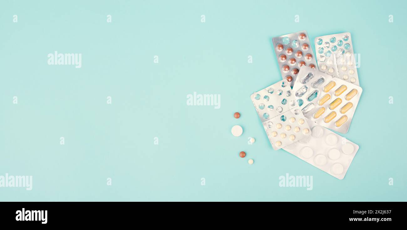 Pilules avec médicaments, dépendance aux suppléments et surdose, prescription de médicaments, comprimés de pharmacie, soins de santé et traitement Banque D'Images