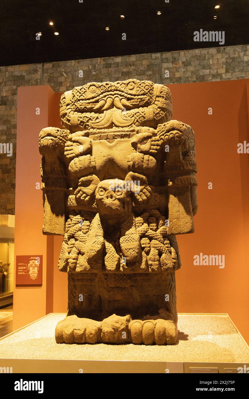 Statue aztèque de Coatlicue ; Déesse de la Terre ou Déesse mère, de Tenochtitlan ; art méso-américain du XVe siècle, Templo Mayor, Mexique Banque D'Images