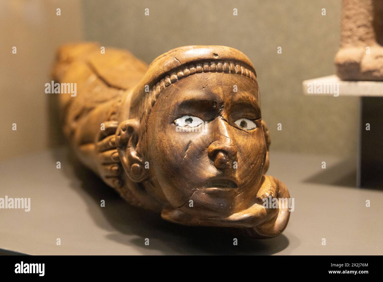 Le Teponaxtle du guerrier, tambour aztèque, instrument de musique ancien en bois, culture aztèque préhispanique, civilisation antique du 15ème siècle, Mexique Banque D'Images