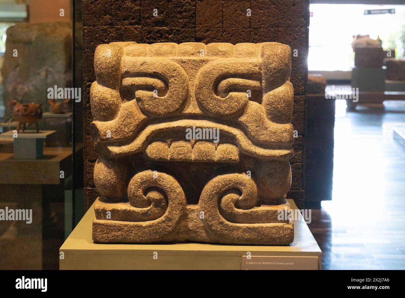 Tête de serpent à plumes, finial architectural du palais de Motecuhzoma II à Tenochtitlan. Art aztèque, archéologie mexicaine du XVIe siècle. Banque D'Images