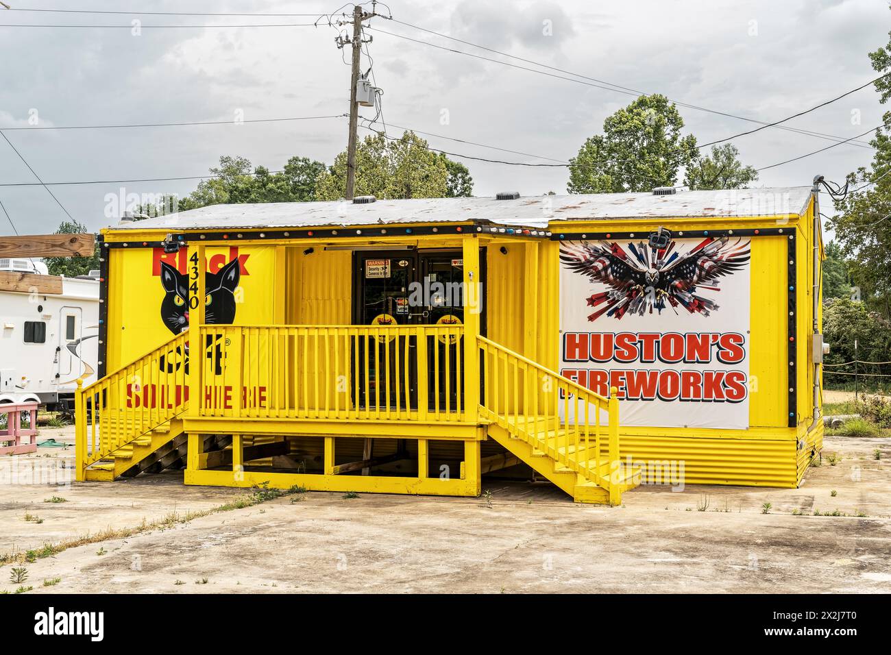 Houston's Fireworks Stand ou magasin vendant des feux d'artifice Black Cat dans l'Alabama rural, États-Unis. Banque D'Images