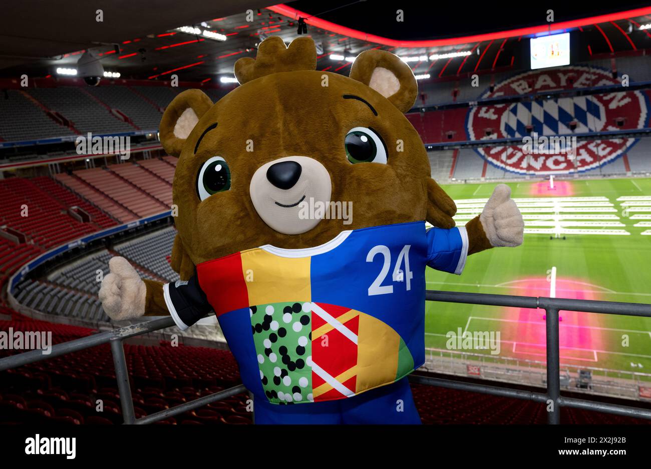 Munich, Allemagne. 22 avril 2024. Albärt, la mascotte des Championnats d'Europe de football 2024, se tient dans les tribunes de l'Allianz Arena. Le ministre fédéral de l'intérieur Faeser s'est rendu dans les dix villes hôtes allemandes du Championnat d'Europe de football 2024 dans le cadre d'une tournée. Le match d'ouverture du Championnat d'Europe aura lieu à Munich le 14 juin 2024. Crédit : Sven Hoppe/dpa/Alamy Live News Banque D'Images