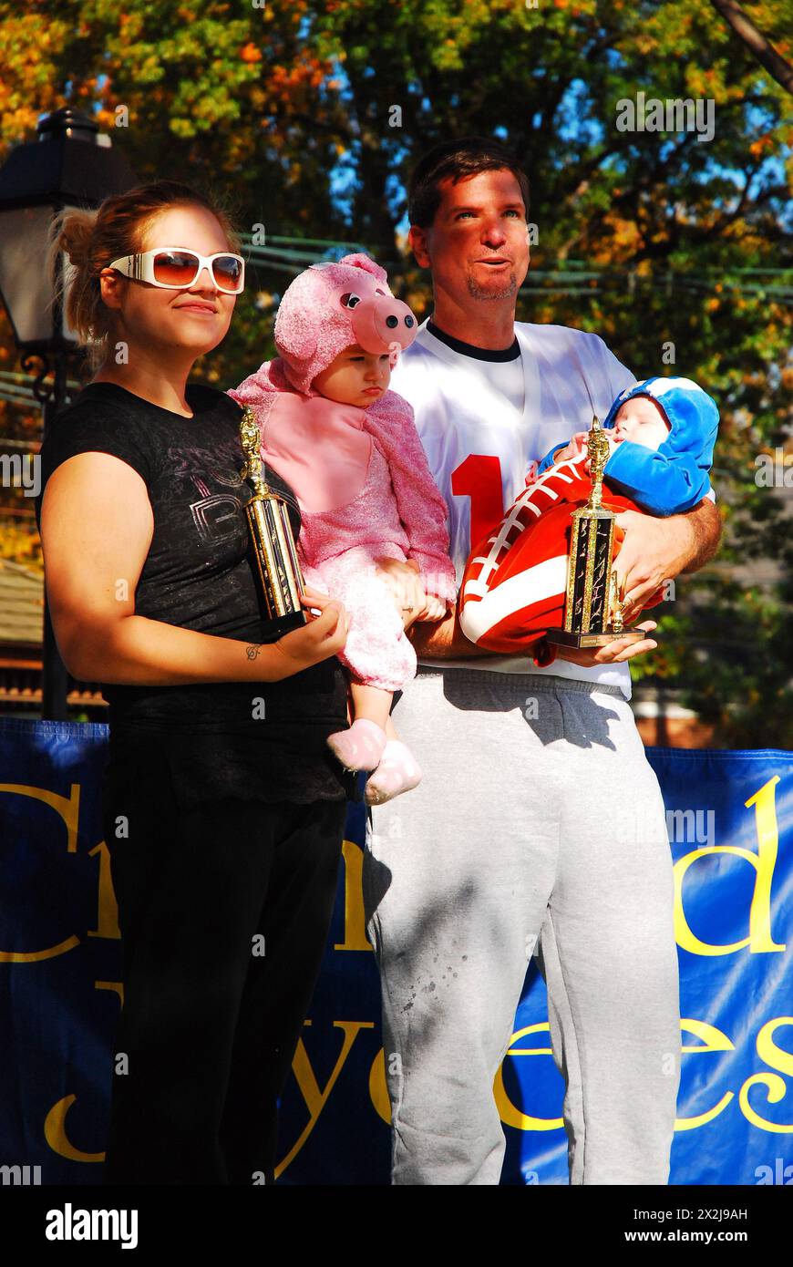 Une famille montre ses trophées lors d'un concours de costumes d'Halloween Banque D'Images