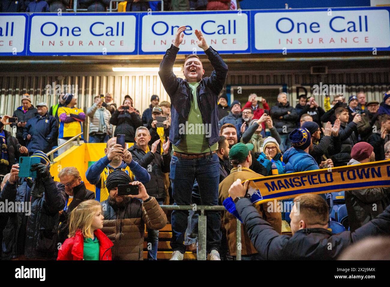 Les fans de Mansfield Town célèbrent la promotion après le match Mansfield Town FC vs Accrington Stanley FC SKY Bet EFL League 2 au One Call Stadium, Mansfield, Angleterre, Royaume-Uni le 16 avril 2024 Credit : Every second Media/Alamy Live News Banque D'Images