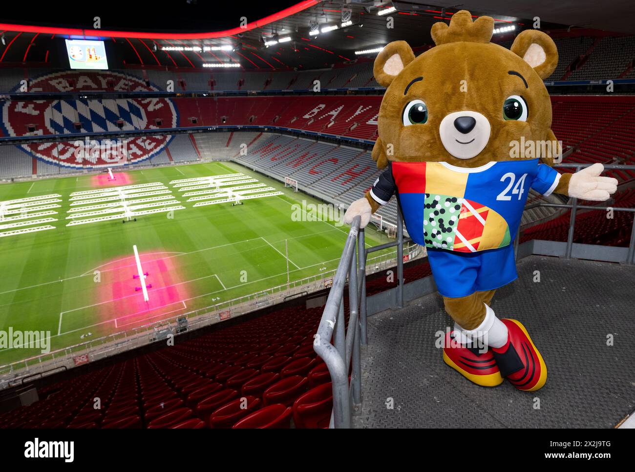 Munich, Allemagne. 22 avril 2024. Albärt, la mascotte des Championnats d'Europe de football 2024, se tient dans les tribunes de l'Allianz Arena. Le ministre fédéral de l'intérieur Faeser s'est rendu dans les dix villes hôtes allemandes du Championnat d'Europe de football 2024 dans le cadre d'une tournée. Le match d'ouverture du Championnat d'Europe aura lieu à Munich le 14 juin 2024. Crédit : Sven Hoppe/dpa/Alamy Live News Banque D'Images