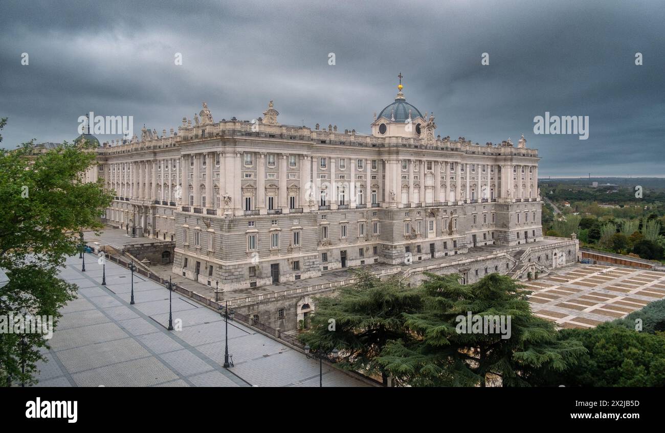 Le côté nord du Palais Royal à Madrid, en Espagne, tôt le matin d'une journée orageuse Banque D'Images