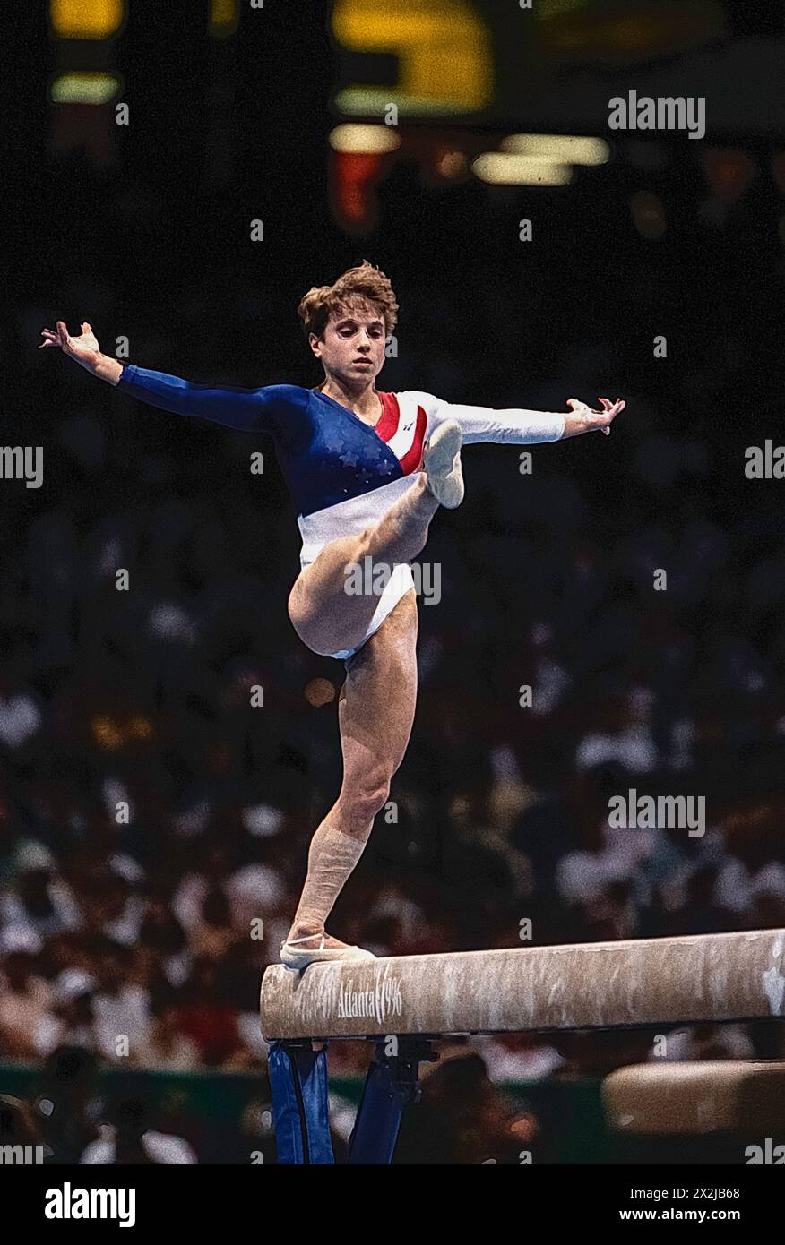 Kerri Strug (États-Unis) en compétition sur la poutre d'équilibre dans la finale de l'équipe féminine de gymnastique artistique aux Jeux olympiques d'été de 1996. Banque D'Images