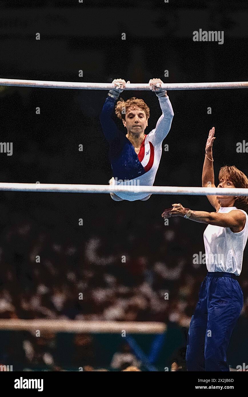 Kerri Strug (États-Unis) en compétition sur les barres inégales dans la finale de l'équipe féminine de gymnastique artistique aux Jeux olympiques d'été de 1996. Banque D'Images
