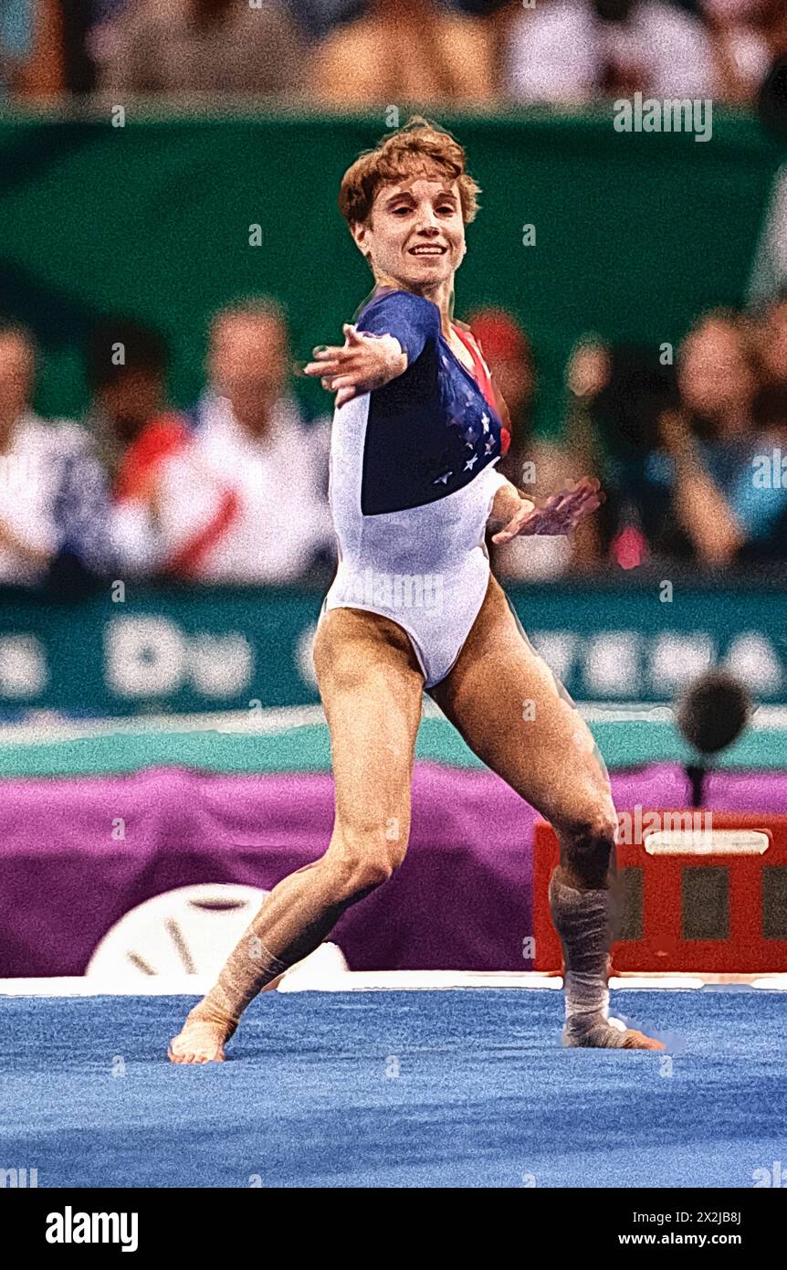Kerri Strug (États-Unis) participe à l'exercice au sol dans la finale de l'équipe féminine de gymnastique artistique aux Jeux olympiques d'été de 1996. Banque D'Images