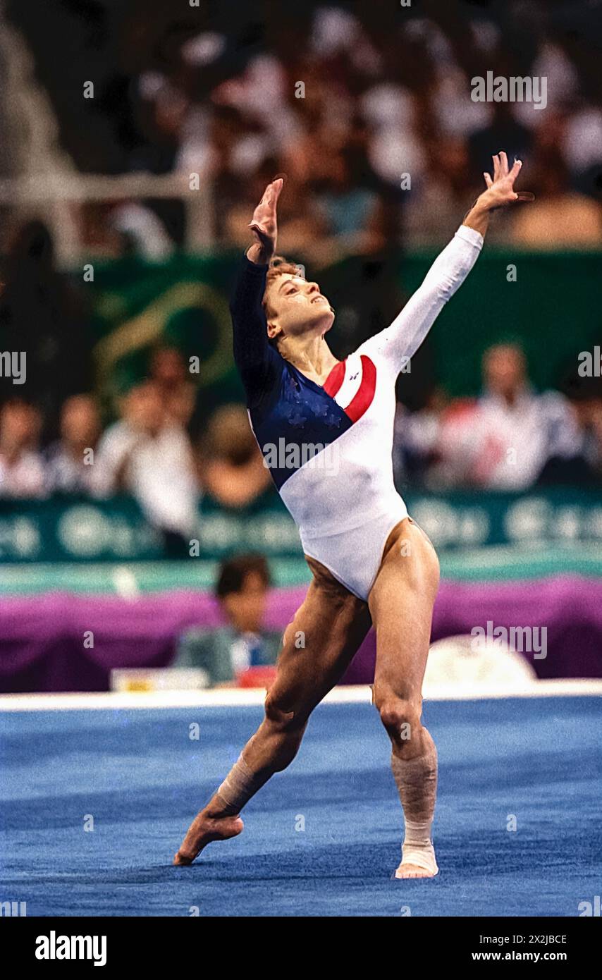 Kerri Strug (États-Unis) participe à l'exercice au sol dans la finale de l'équipe féminine de gymnastique artistique aux Jeux olympiques d'été de 1996. Banque D'Images