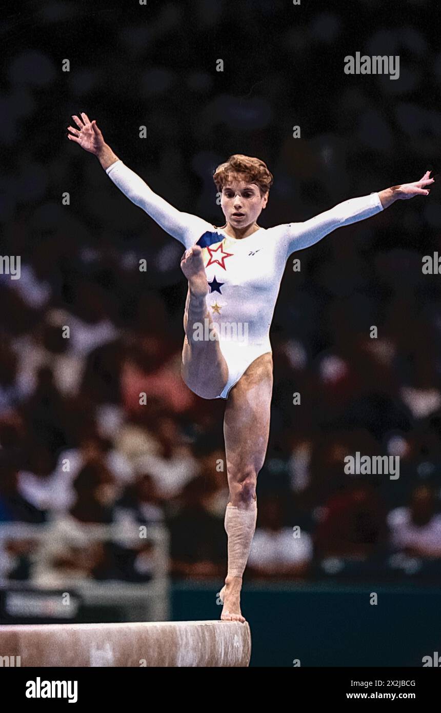 Kerri Strug (États-Unis) en compétition sur la poutre d'équilibre dans l'équipe féminine de gymnastique artistique compulsories aux Jeux Olympiques d'été de 1996. Banque D'Images