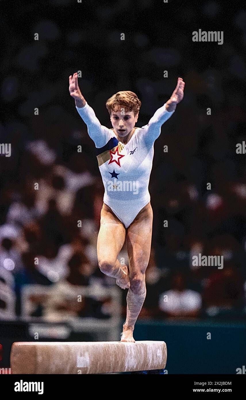 Kerri Strug (États-Unis) en compétition sur la poutre d'équilibre dans l'équipe féminine de gymnastique artistique compulsories aux Jeux Olympiques d'été de 1996. Banque D'Images