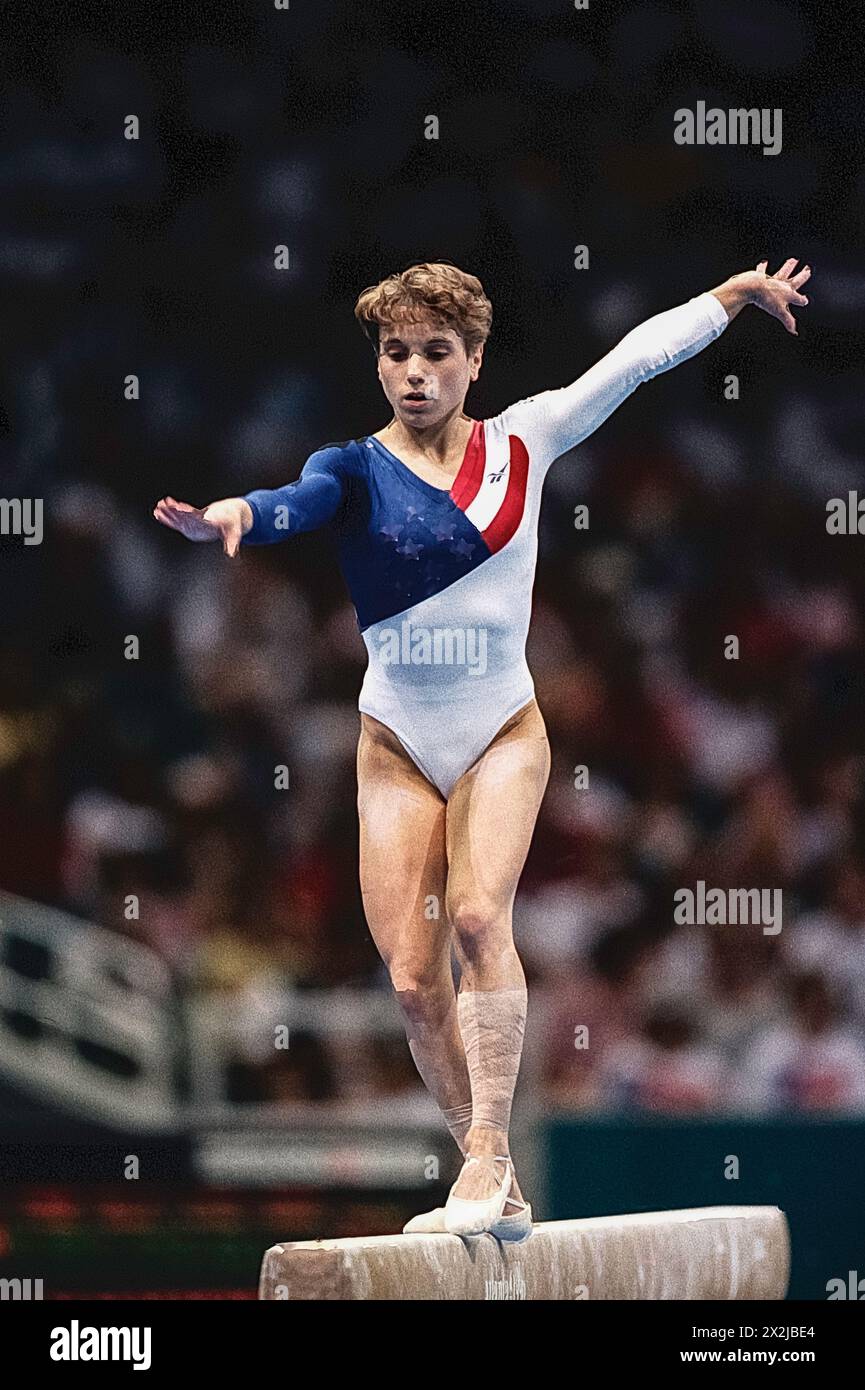 Kerri Strug (États-Unis) en compétition sur la poutre d'équilibre dans la finale de l'équipe féminine de gymnastique artistique aux Jeux olympiques d'été de 1996. Banque D'Images