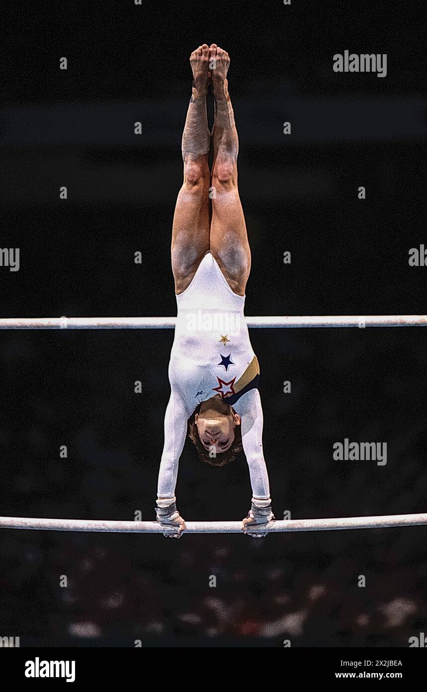Kerri Strug (États-Unis) en compétition sur les barres inégales de l'équipe féminine de gymnastique artistique compulsories aux Jeux Olympiques d'été de 1996. Banque D'Images