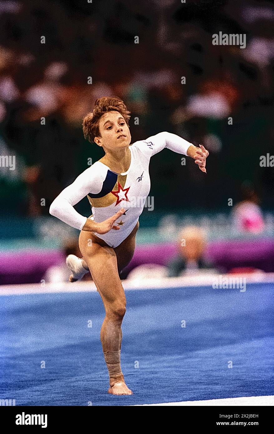 Kerri Strug (États-Unis) en compétition dans l'exercice au sol dans l'équipe féminine de gymnastique compulsories aux Jeux Olympiques d'été de 1996. Banque D'Images