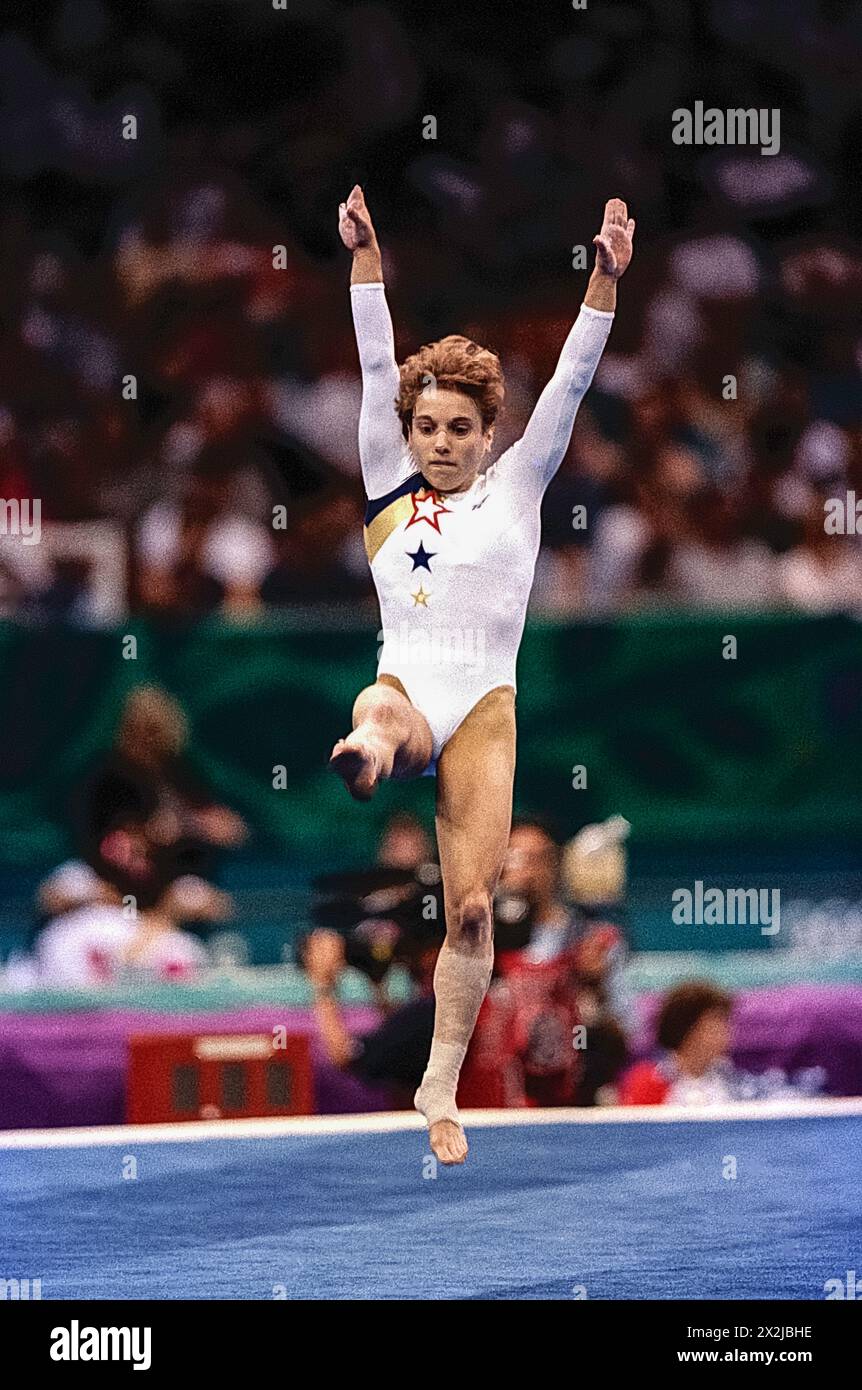 Kerri Strug (États-Unis) en compétition dans l'exercice au sol dans l'équipe féminine de gymnastique compulsories aux Jeux Olympiques d'été de 1996. Banque D'Images