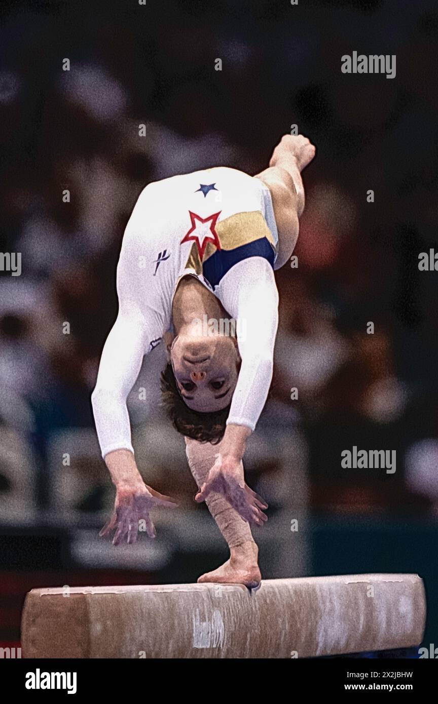 Kerri Strug (États-Unis) en compétition sur la poutre d'équilibre dans les compulsories de l'équipe féminine de gymnastique aux Jeux Olympiques d'été de 1996. Banque D'Images