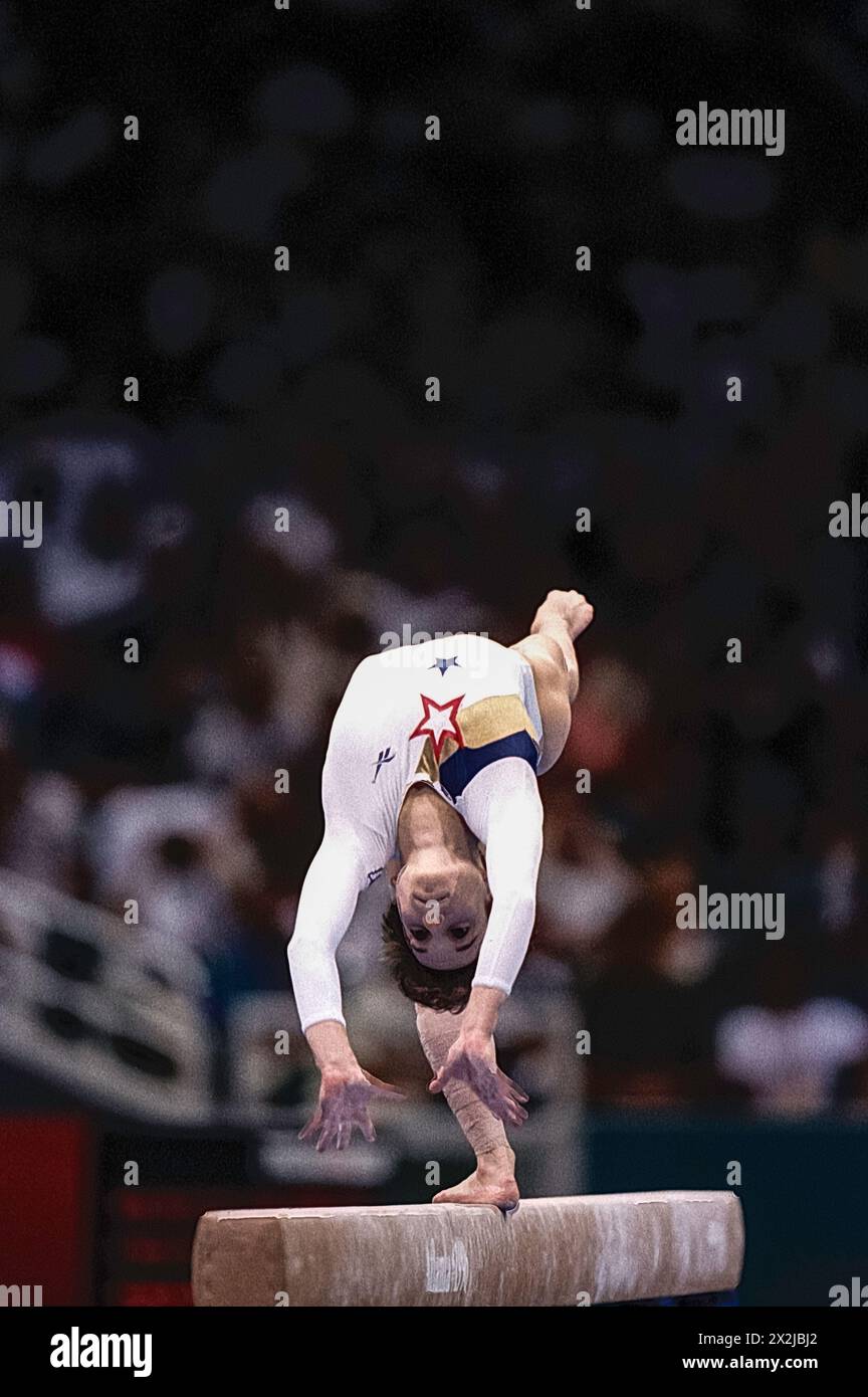 Kerri Strug (États-Unis) en compétition sur la poutre d'équilibre dans les compulsories de l'équipe féminine de gymnastique aux Jeux Olympiques d'été de 1996. Banque D'Images