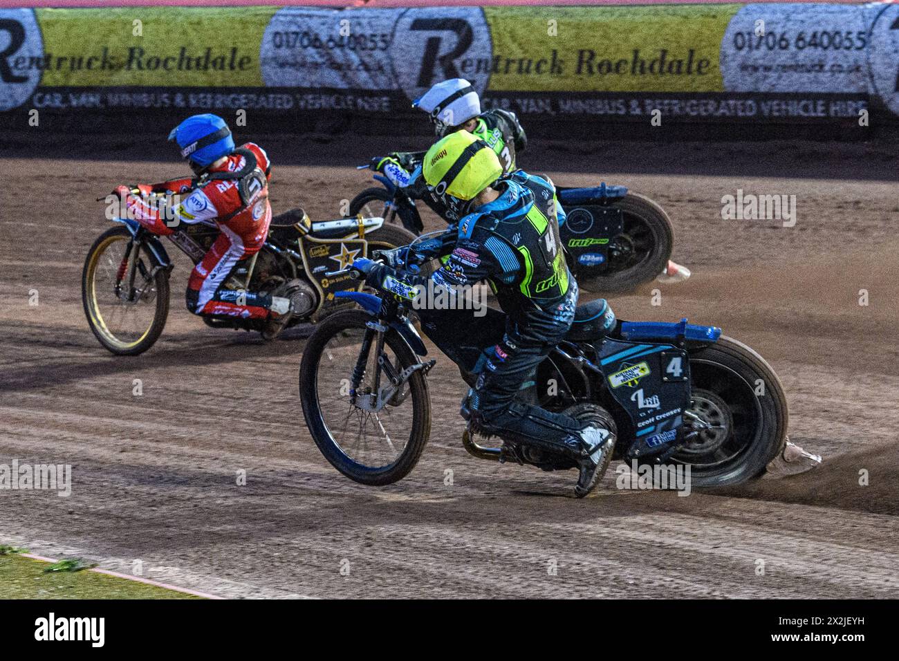 National Speedway Stadium, Manchester le lundi 22 avril 2024. Ryan Douglas, invité des sorcières d'Ipswich, en jaune et Adam Ellis d'Ipswich Witches, en White Chase belle vue Aces, Norick Blödorn, en bleu, lors du Rowe Motor Oil Premiership match entre belle vue Aces et Ipswich Witches au National Speedway Stadium de Manchester le lundi 22 avril 2024. (Photo : Ian Charles | mi News) crédit : MI News & Sport /Alamy Live News Banque D'Images