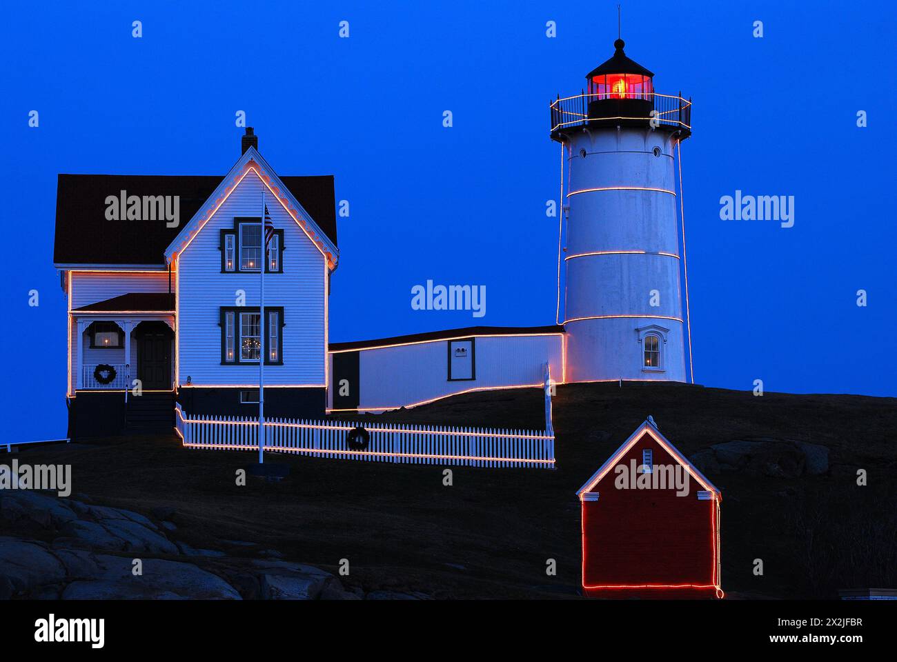 Le phare de Nubble dans le Maine est bordé de lumières pour la saison des fêtes de Noël Banque D'Images