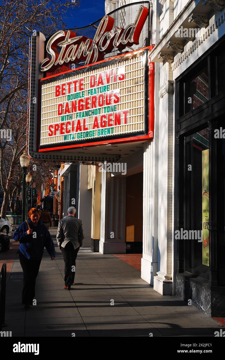 Un cinéma de Palo Alto, en Californie, présente des films hollywoodiens classiques comme annoncé sur la chapiteau Banque D'Images