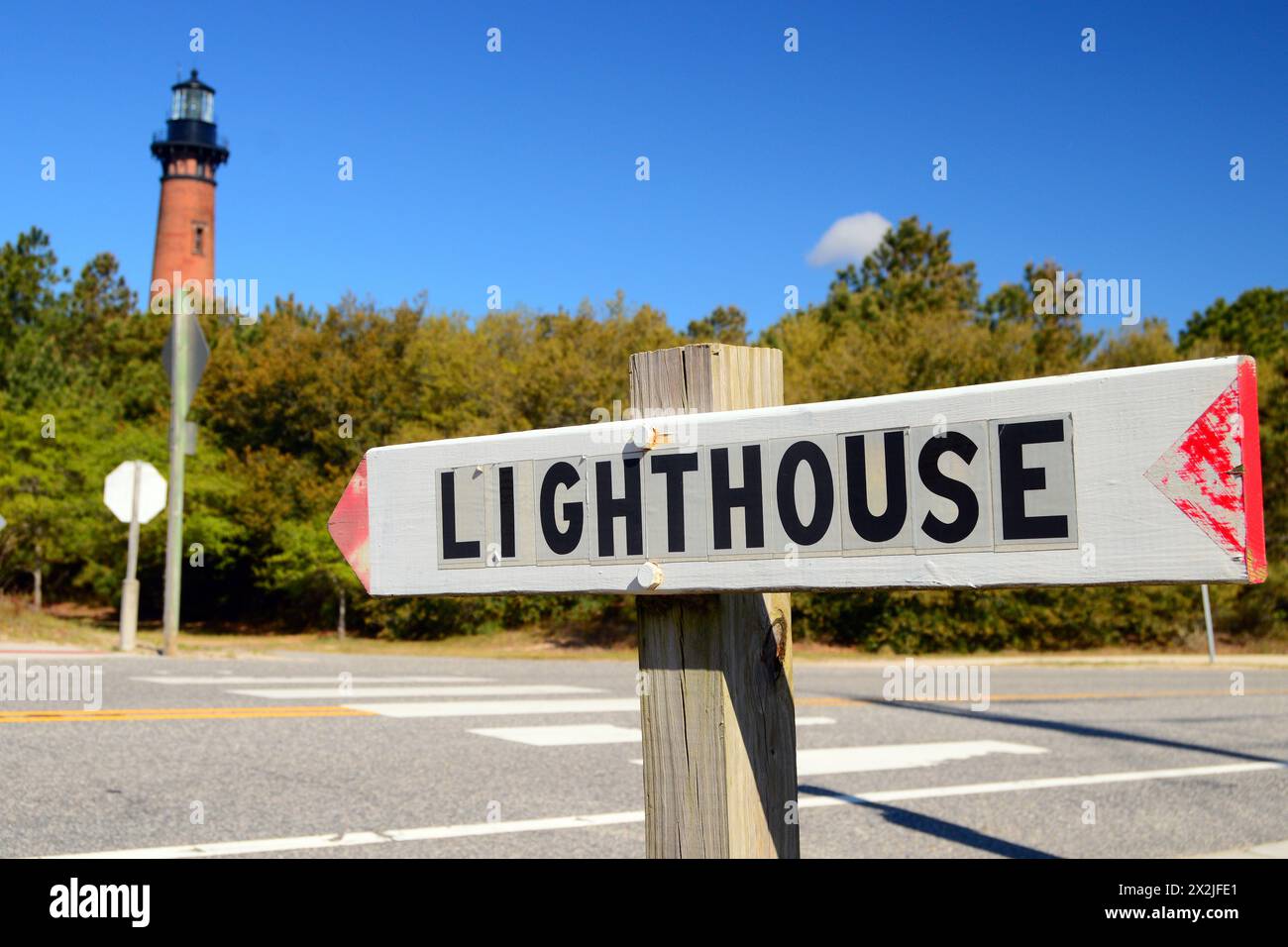 Un petit panneau dirige les visiteurs vers le phare, dans le cas où ils ne l'auraient pas vu, au phare de Currituck sur les rives extérieures de Caroline du Nord Banque D'Images