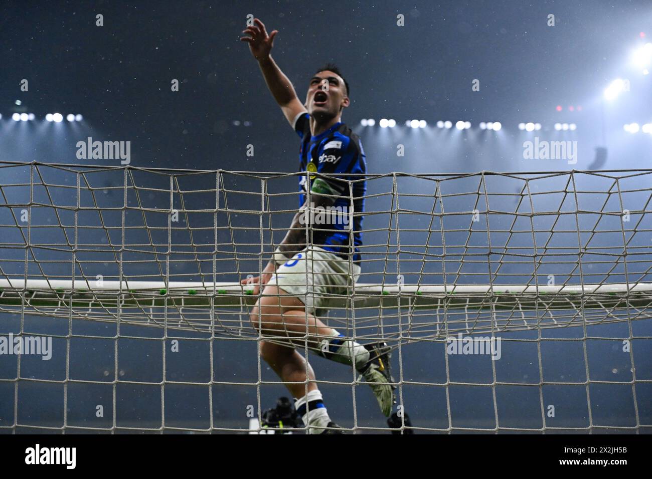 Milan, Italie. 22 avril 2024. Lautaro Martinez, de l'Inter Milan, célèbre à la fin du match de football italien Serie A entre l'AC Milan et l'Inter Milan au stade San Siro, à Milan, en Italie, le 22 avril 2024. Inter Milan a battu ses rivaux de la ville de Milan 2-1 pour assurer la victoire de son 20e Scudetto avec cinq matchs restants. Crédit : Tiziano Ballabio/Alamy Live News Banque D'Images