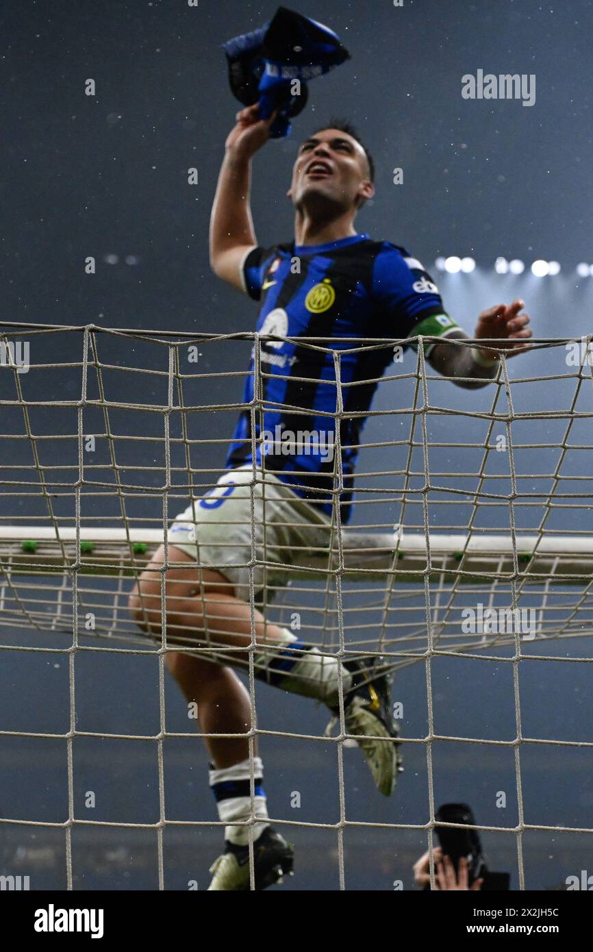 Milan, Italie. 22 avril 2024. Lautaro Martinez, de l'Inter Milan, célèbre à la fin du match de football italien Serie A entre l'AC Milan et l'Inter Milan au stade San Siro, à Milan, en Italie, le 22 avril 2024. Inter Milan a battu ses rivaux de la ville de Milan 2-1 pour assurer la victoire de son 20e Scudetto avec cinq matchs restants. Crédit : Tiziano Ballabio/Alamy Live News Banque D'Images