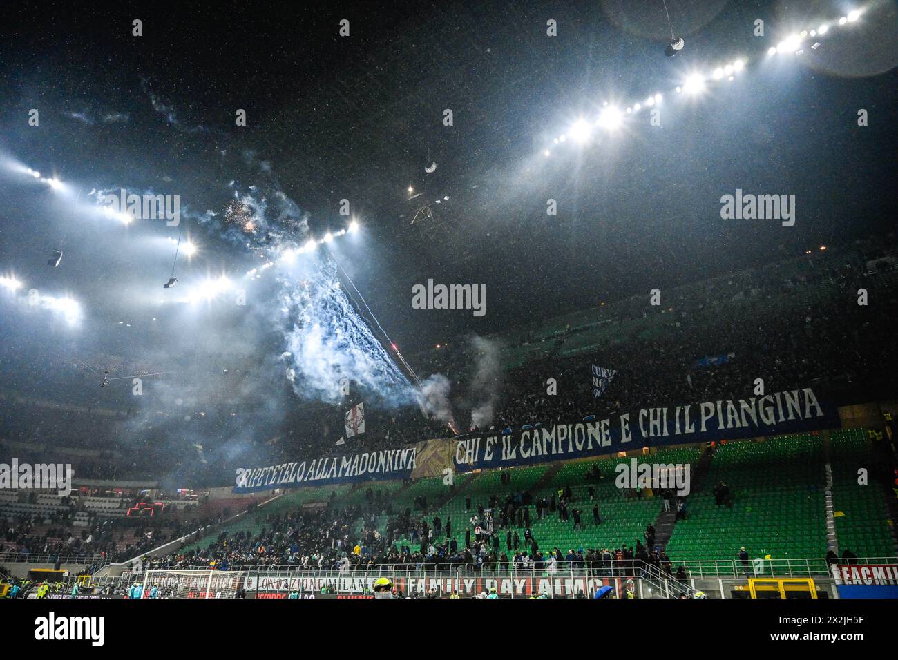 Milan, Italie. 22 avril 2024. Les supporters de l'Inter FC célèbrent à la fin du match de football italien Serie A entre l'AC Milan et l'Inter Milan au stade San Siro, à Milan, en Italie, le 22 avril 2024. Inter Milan a battu ses rivaux de la ville de Milan 2-1 pour assurer la victoire de son 20e Scudetto avec cinq matchs restants. Crédit : Tiziano Ballabio/Alamy Live News Banque D'Images