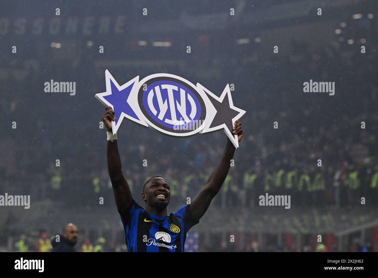 Milan, Italie. 22 avril 2024. Marcus Thuram, de l'Inter Milan, célèbre à la fin de la Serie A italienne Un match de football entre l'AC Milan et l'Inter Milan au stade San Siro, à Milan, en Italie, le 22 avril 2024. Inter Milan a battu ses rivaux de la ville de Milan 2-1 pour assurer la victoire de son 20e Scudetto avec cinq matchs restants. Crédit : Tiziano Ballabio/Alamy Live News Banque D'Images
