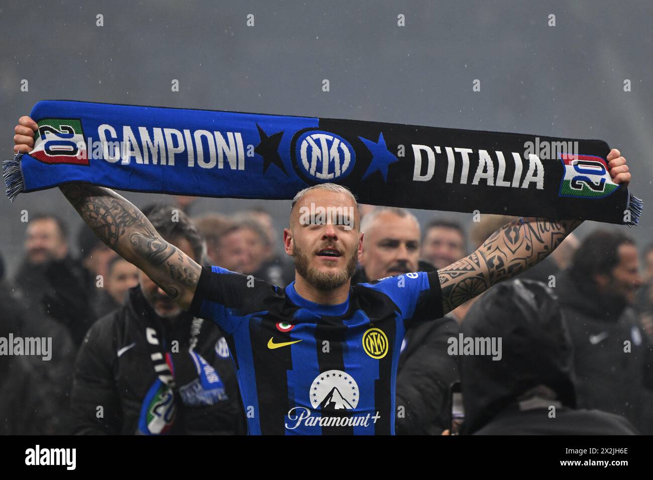 Milan, Italie. 22 avril 2024. Federico Dimarco, de l'Inter Milan, célèbre à la fin du match de football italien Serie A entre l'AC Milan et l'Inter Milan au stade San Siro, à Milan, en Italie, le 22 avril 2024. Inter Milan a battu ses rivaux de la ville de Milan 2-1 pour assurer la victoire de son 20e Scudetto avec cinq matchs restants. Crédit : Tiziano Ballabio/Alamy Live News Banque D'Images