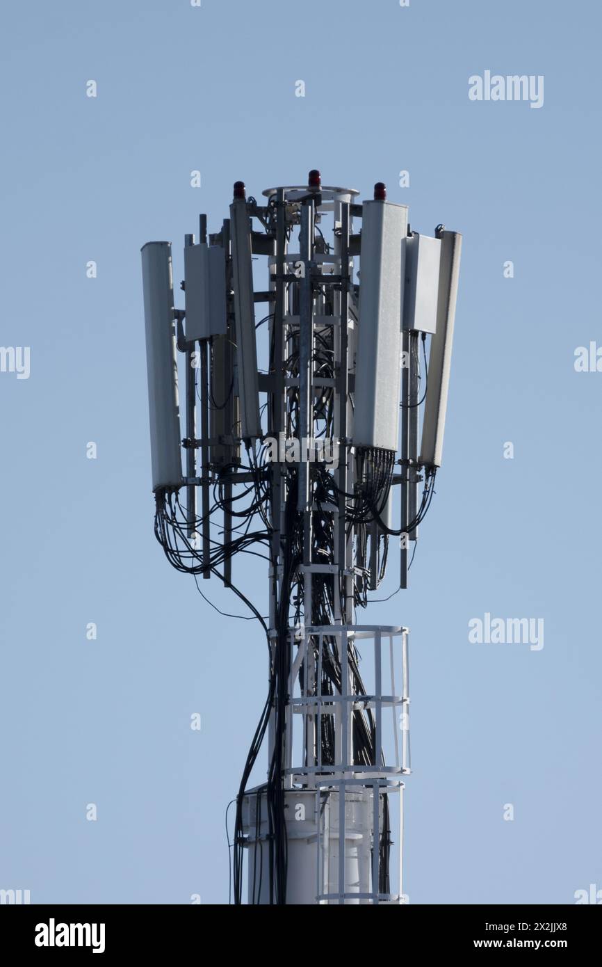La téléphonie mobile consiste en la combinaison d'un réseau de stations émettrices ou réceptrices radio (répéteurs, stations de base ou BTS) et d'une série O. Banque D'Images