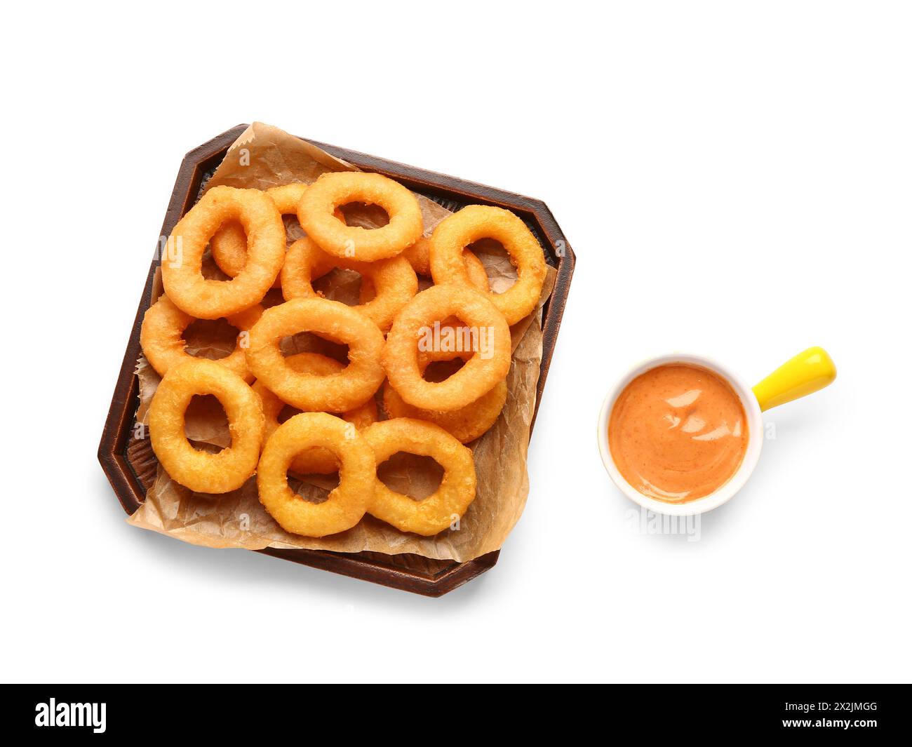 Plateau avec rondelles d'oignon panées frites et sauce sur fond blanc Banque D'Images