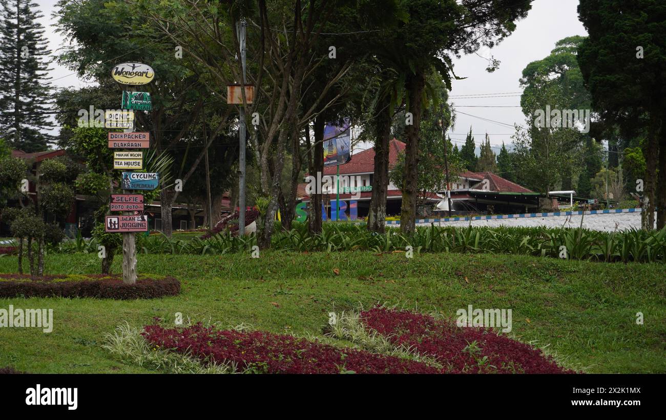 Un parc dans la zone touristique du jardin de thé Wonosari Malang avec plusieurs panneaux contenant des informations sur les manèges dans la région Banque D'Images