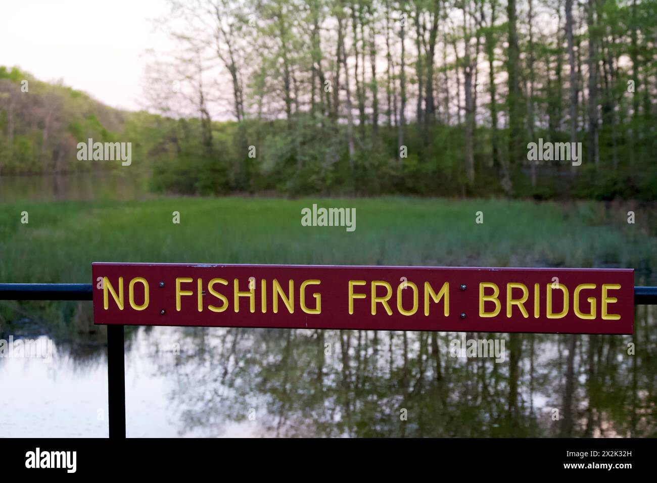 Burke, Virginie, États-Unis - 18 avril 2024 : un panneau « pas de pêche depuis le pont » est accroché sur un pont à Burke Lake Park en Virginie du Nord. Banque D'Images